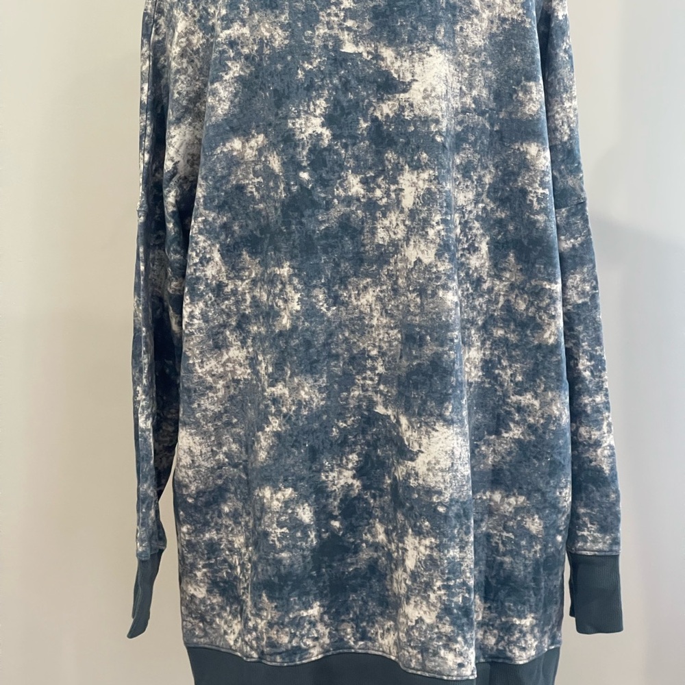 LuLaRoe 2XL Blue and White‎ Tie-Dye Sweatshirt 618 - Picture 4 of 8